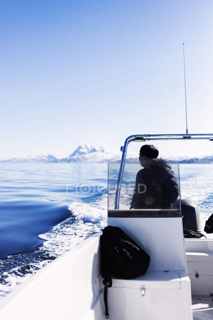 Man steering boat — Stock Photo