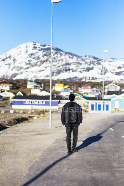 Homem caminhando na estrada — Fotografia de Stock