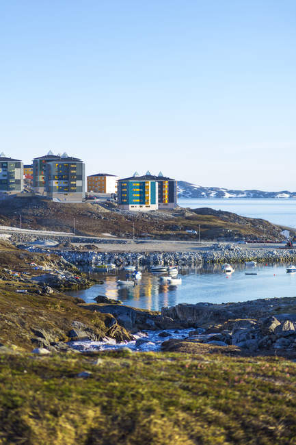 Apartment buildings on shore — Stock Photo