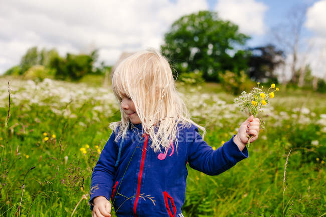 Girl holding flowers — Stock Photo
