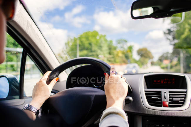 Mujer joven conduciendo coche - foto de stock