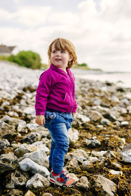 Mädchen steht am Strand — Stockfoto