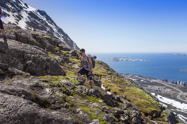 Caminhante caminhando na montanha rochosa — Fotografia de Stock