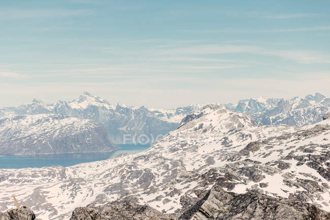 Montagnes et lac contre ciel — Photo de stock