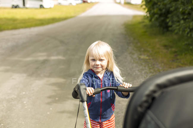 Дівчина з дитячою коляскою — стокове фото
