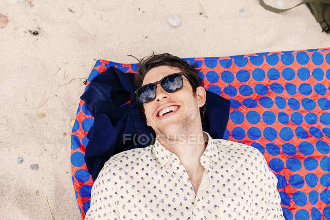 Hombre en gafas de sol en la playa - foto de stock