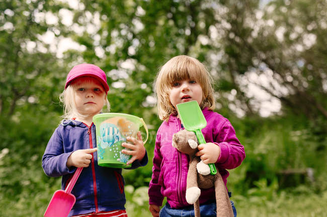 Девушки с садовыми игрушками — стоковое фото
