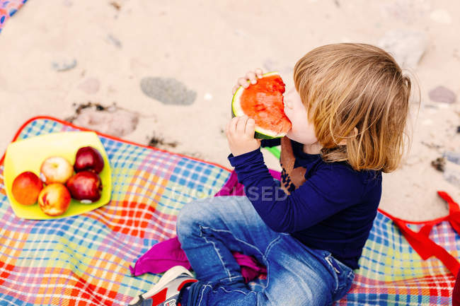 Fille manger pastèque — Photo de stock