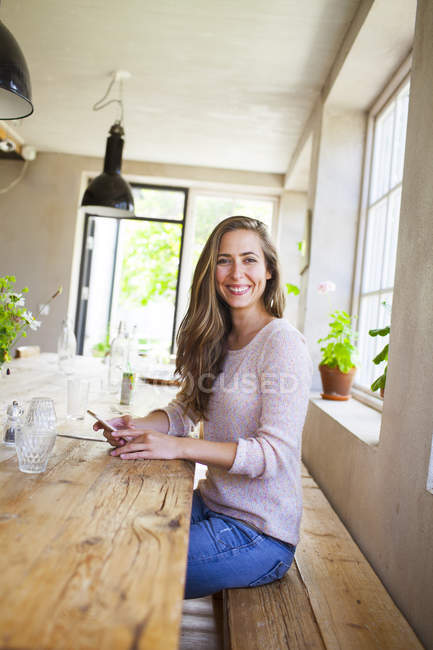 Young woman holding phone — Stock Photo