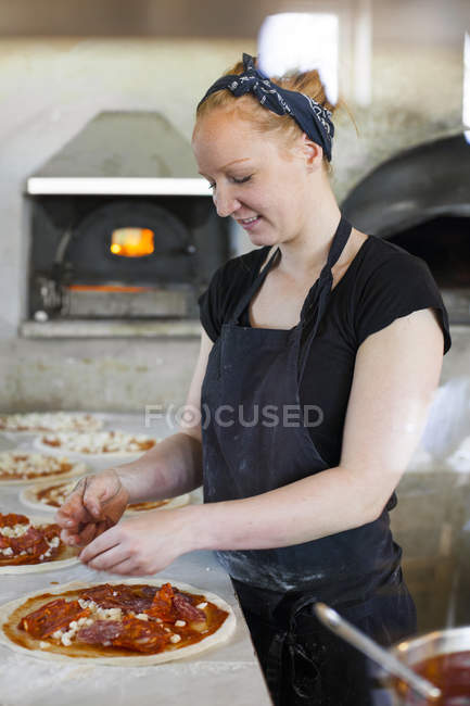 Шеф-кухар, роблячи піцу — стокове фото
