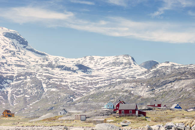 Casas rurais em montanhas cobertas de neve — Fotografia de Stock