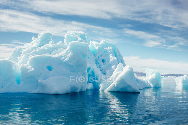 Icebergs flotando en el mar - foto de stock