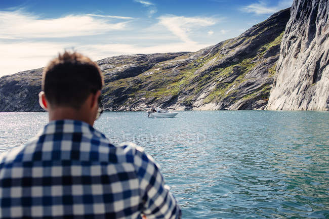 Mann steht gegen See — Stockfoto