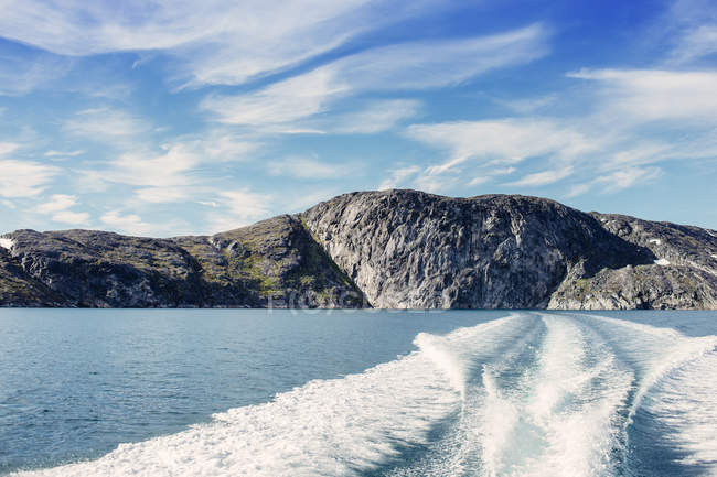 Motorboat trail olas en el mar - foto de stock