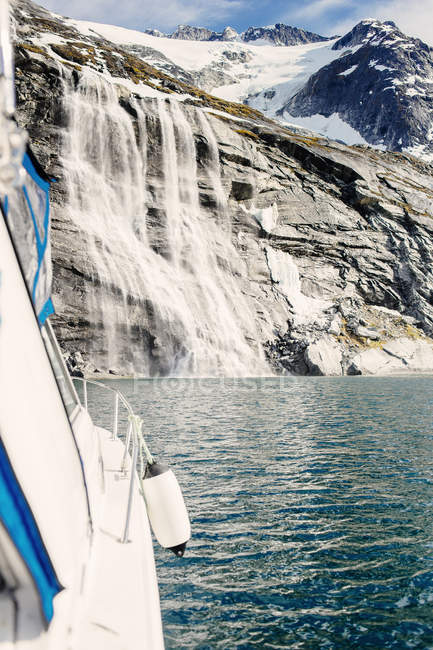 Wasserfall vom Berg auf See — Stockfoto