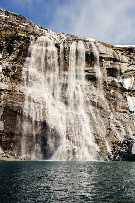 Вид знизу водоспаду — стокове фото