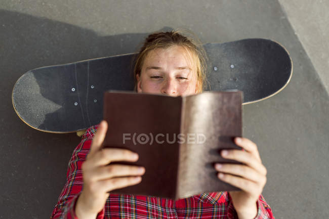 Visão superior do livro de leitura da mulher — Fotografia de Stock
