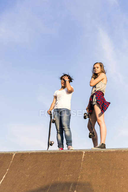 Amis féminins avec skateboards — Photo de stock