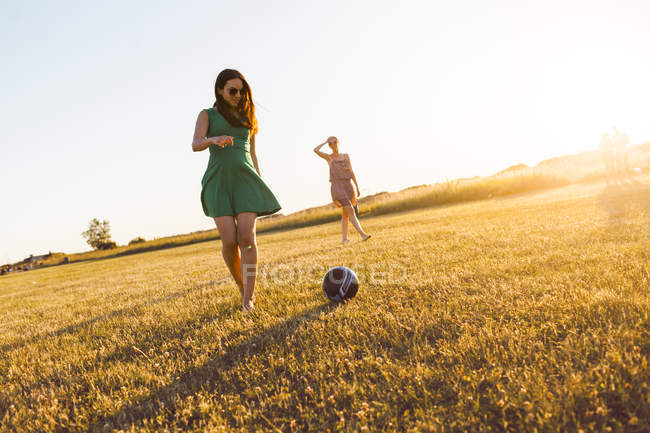 Женщины играют в футбол — стоковое фото