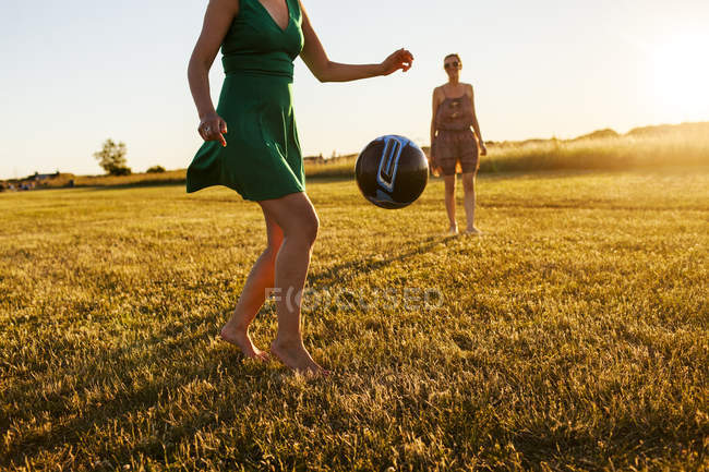 Mulheres jogando futebol — Fotografia de Stock