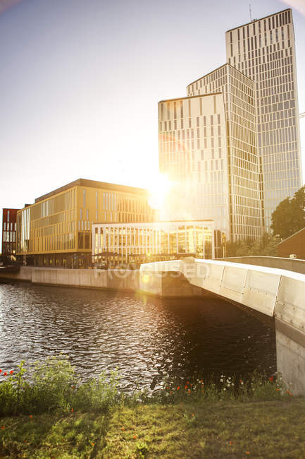 Солнечный свет над современным зданием — стоковое фото