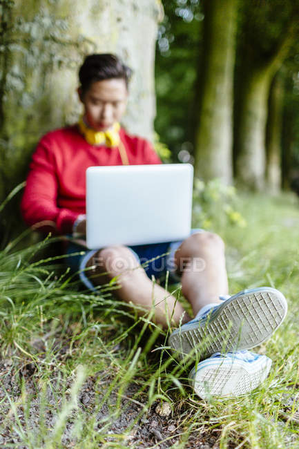 Estudante universitário usando laptop — Fotografia de Stock