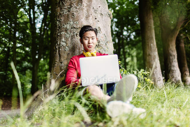 Студент університету Використовуючи ноутбук — стокове фото