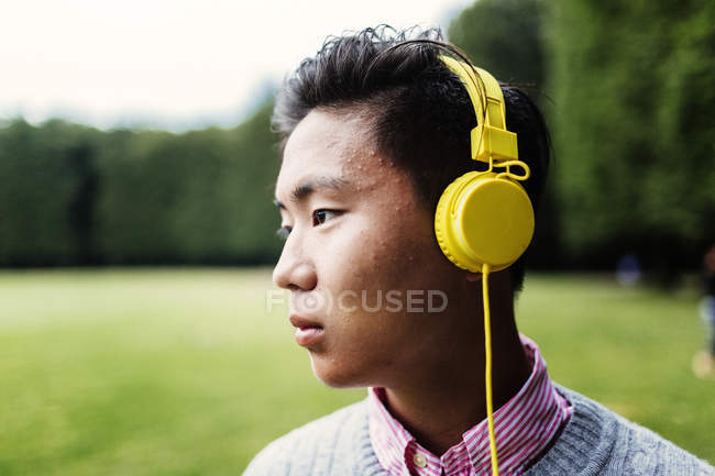 Junger Mann trägt Kopfhörer — Stockfoto