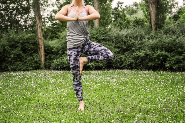 Женщина практикует йогу на открытом воздухе — стоковое фото