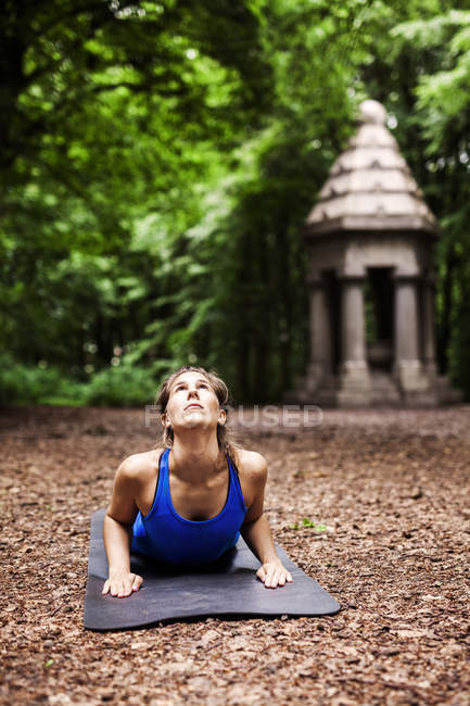 Mujer practicando yoga - foto de stock