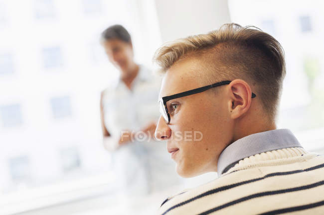 Jeune homme portant des lunettes — Photo de stock