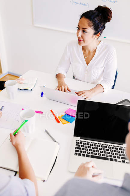 Business colleagues brainstorming — Stock Photo