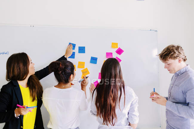 Business colleagues brainstorming — Stock Photo