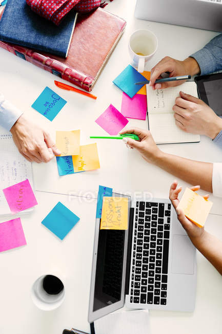 Business people with sticky notes — Stock Photo
