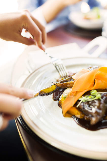 Donna con mousse di carote nel ristorante — Foto stock
