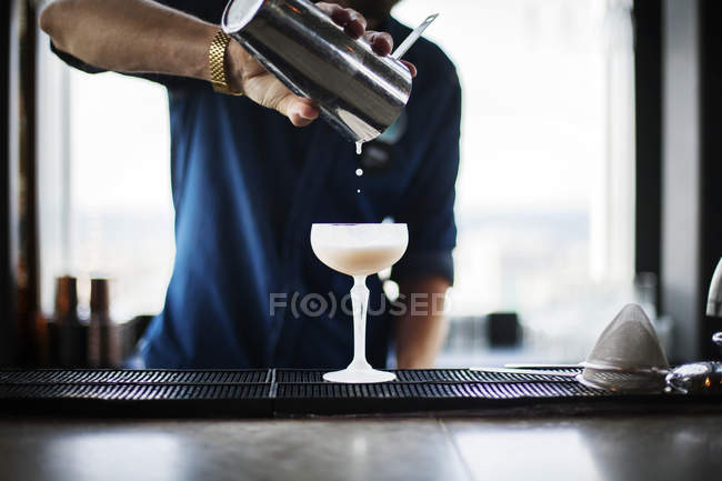 Cocktail versante barista in vetro — Foto stock