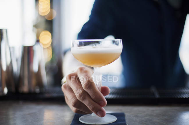 Barista che serve un bicchiere di cocktail — Foto stock