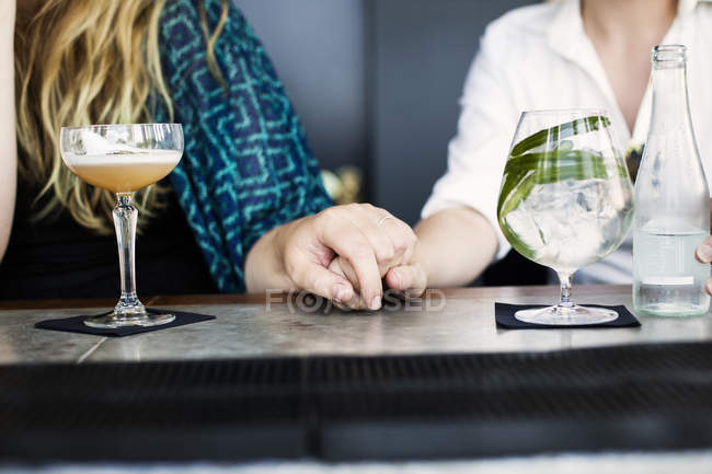 Lesbian couple holding hands — Stock Photo