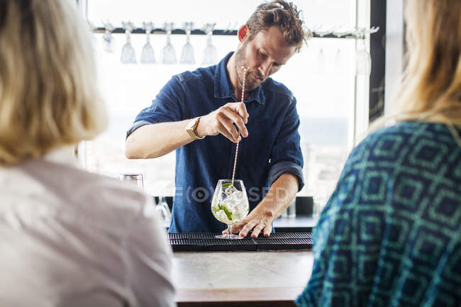 Barista che fa bevande al bar — Foto stock