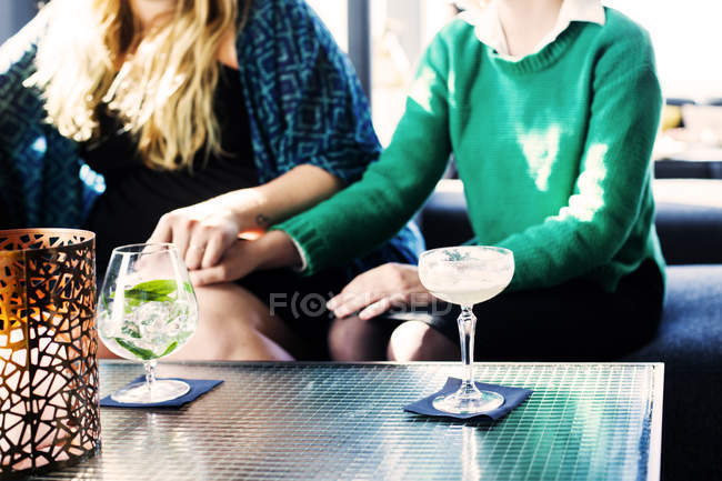 Lesbian couple holding hands — Stock Photo