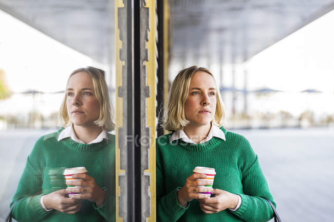 Молода жінка тримає чашку кави — стокове фото