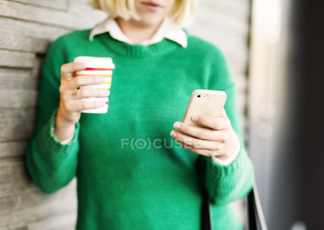 Молодая женщина с помощью мобильного телефона — стоковое фото