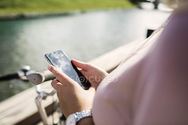 Молода жінка використовує смартфон — стокове фото