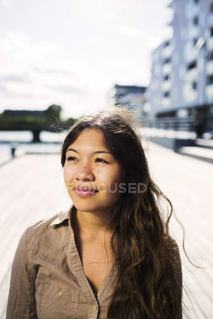 Jovem mulher asiática olhando para longe — Fotografia de Stock