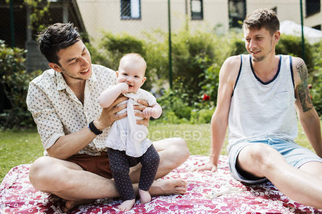 Gay casal jogar com bebê menina — Fotografia de Stock