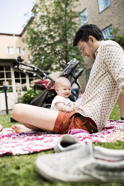 Bebê menina sentado com o pai — Fotografia de Stock