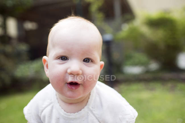 Portrait de bébé fille mignonne — Photo de stock