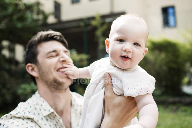Молодий батько носить дівчинку — стокове фото