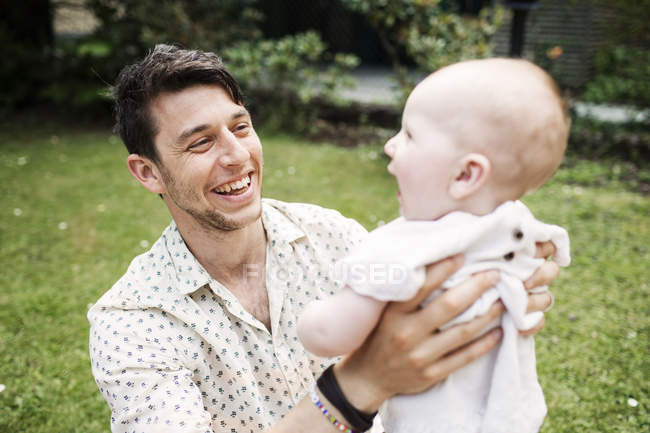 Jeune père portant bébé fille — Photo de stock