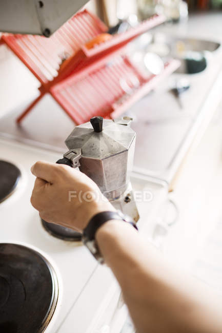 Mann hält Kaffeemaschine in der Hand — Stockfoto